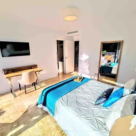 Luxury House With Private Rooftop Jacuzzi On The Golden Mile *
