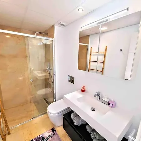 Luxury House With Private Rooftop Jacuzzi On The Golden Mile