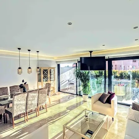 Vakantiehuis Luxury House With Private Rooftop Jacuzzi On The Golden Mile *