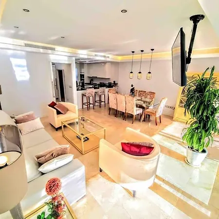 Vakantiehuis Luxury House With Private Rooftop Jacuzzi On The Golden Mile