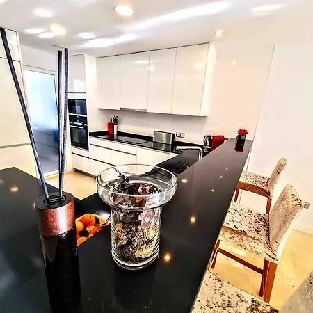 Vakantiehuis Luxury House With Private Rooftop Jacuzzi On The Golden Mile *