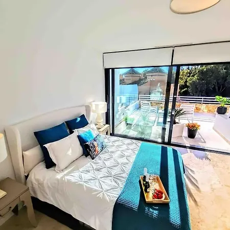 Vakantiehuis Luxury House With Private Rooftop Jacuzzi On The Golden Mile