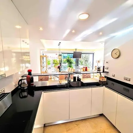 Vakantiehuis Luxury House With Private Rooftop Jacuzzi On The Golden Mile