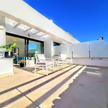 Vakantiehuis Luxury House With Private Rooftop Jacuzzi On The Golden Mile