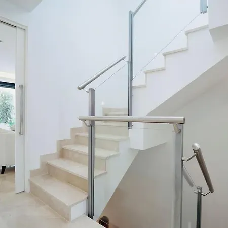 Vakantiehuis Luxury House With Private Rooftop Jacuzzi On The Golden Mile
