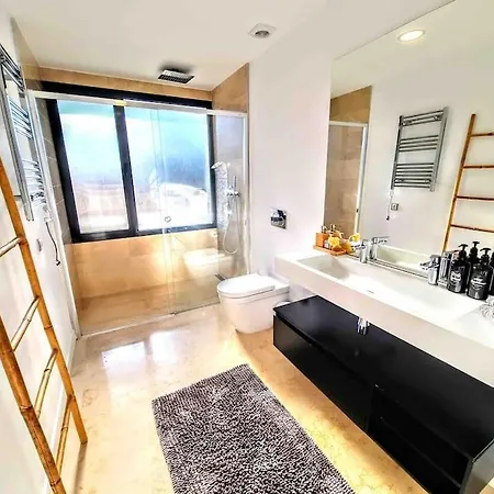 Vakantiehuis Luxury House With Private Rooftop Jacuzzi On The Golden Mile